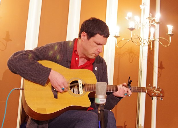 Damien Jurado announces house show tour, is wandering around in your basement right now